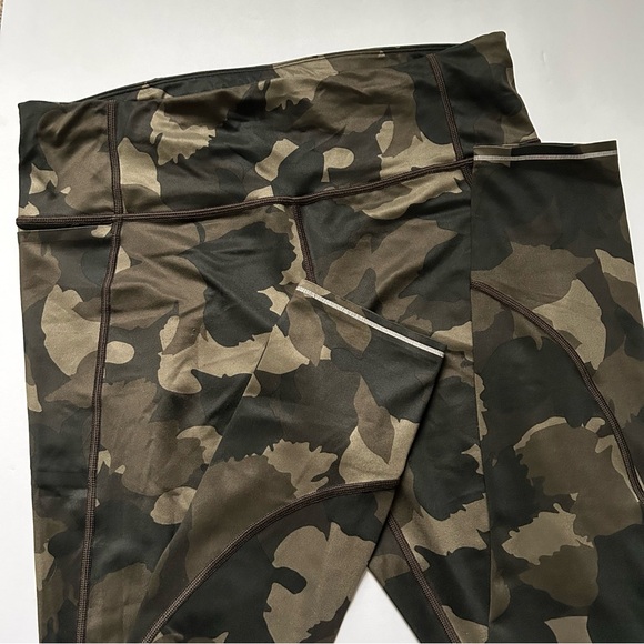 🩷 ATHLETA CAMO CONTENDER 7/8 TIGHT LEGGINGS OLIVE GREEN CAMOUFLAGE SIZE MEDIUM - Picture 4 of 11